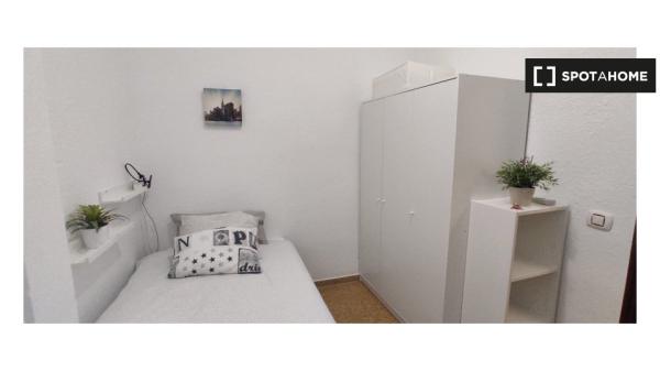 Se alquila habitación en piso de 6 habitaciones en Zaragoza