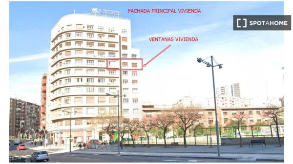 Se alquila habitación en piso de 6 habitaciones en Zaragoza