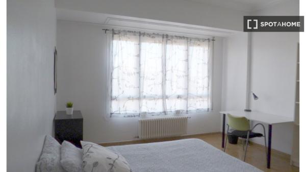 Se alquila habitación en piso de 6 habitaciones en Zaragoza