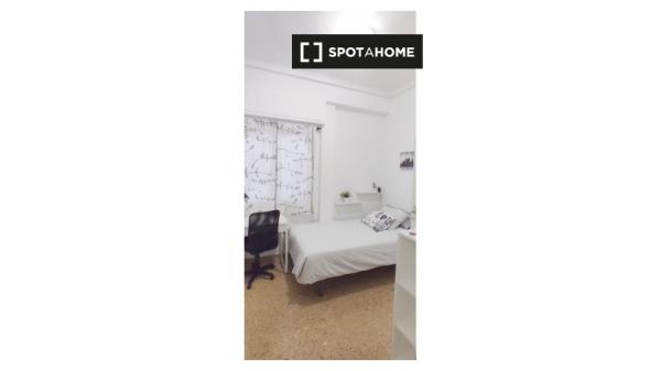 Se alquila habitación en piso de 6 habitaciones en Zaragoza