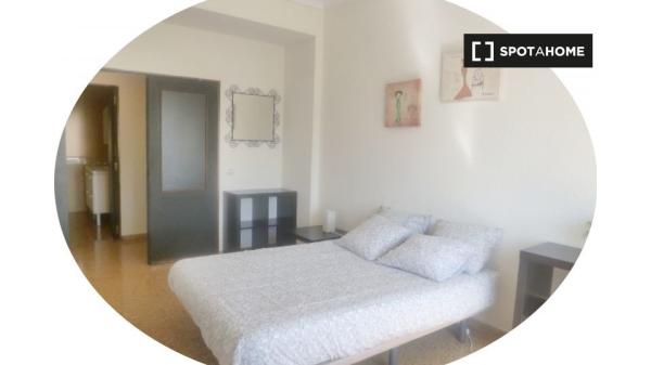 Se alquila habitación en piso de 6 habitaciones en Zaragoza