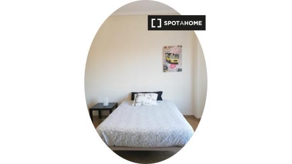 Se alquila habitación en piso de 6 habitaciones en Zaragoza