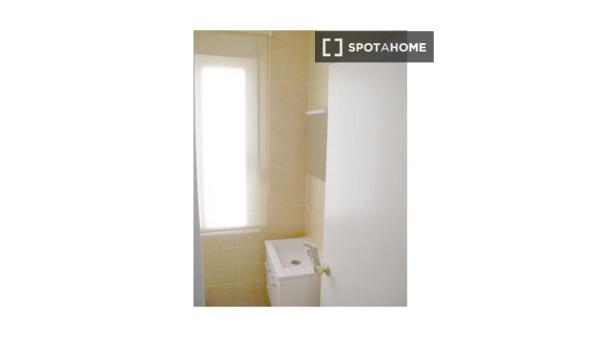 Se alquila habitación en piso de 6 habitaciones en Zaragoza