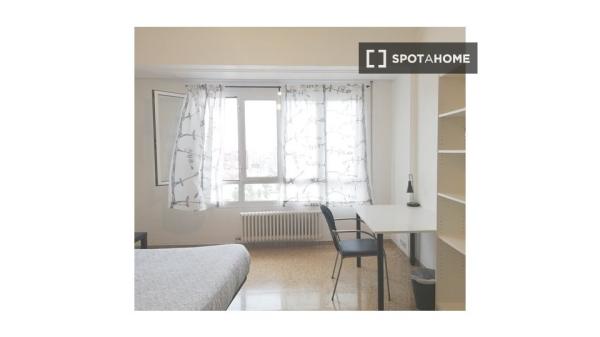 Se alquila habitación en piso de 6 habitaciones en Zaragoza