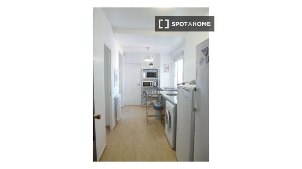 Se alquila habitación en piso de 6 habitaciones en Zaragoza