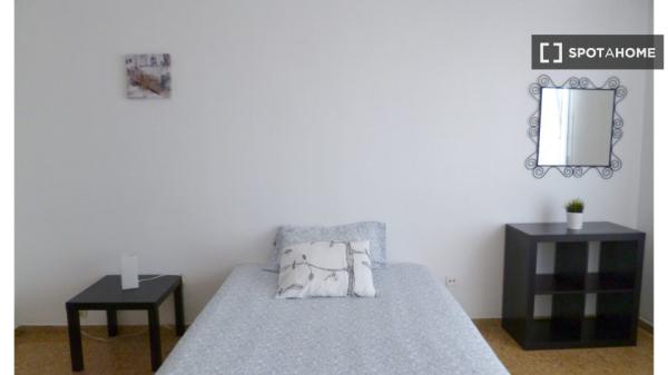 Se alquila habitación en piso de 6 habitaciones en Zaragoza