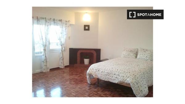 Alquiler de habitaciones en piso de 6 dormitorios en Arrabal, Zaragoza