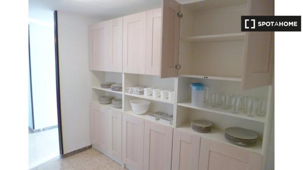 Alquiler de habitaciones en piso de 6 dormitorios en Arrabal, Zaragoza
