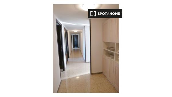 Alquiler de habitaciones en piso de 6 dormitorios en Arrabal, Zaragoza