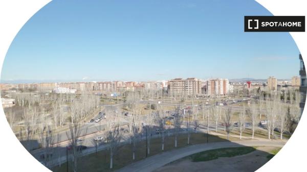 Alquiler de habitaciones en piso de 6 dormitorios en Arrabal, Zaragoza