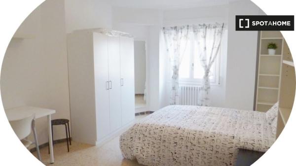 Alquiler de habitaciones en piso de 6 dormitorios en Arrabal, Zaragoza