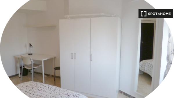 Alquiler de habitaciones en piso de 6 dormitorios en Arrabal, Zaragoza