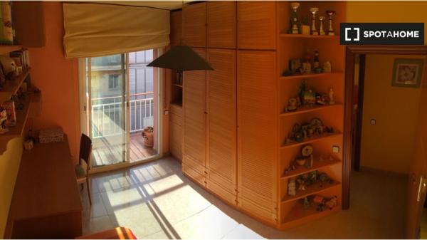 Se alquila habitación en piso de 2 habitaciones en Sant Joan Despí