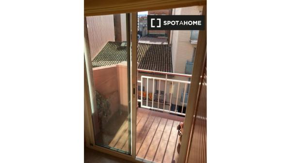 Se alquila habitación en piso de 2 habitaciones en Sant Joan Despí