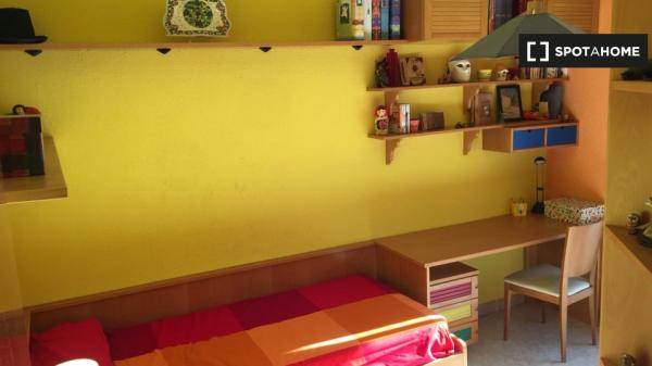 Se alquila habitación en piso de 2 habitaciones en Sant Joan Despí