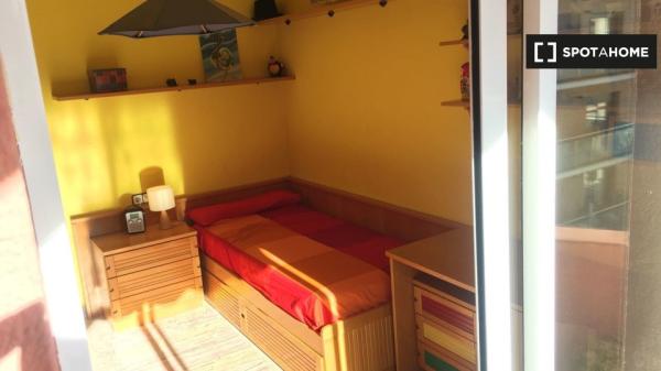 Se alquila habitación en piso de 2 habitaciones en Sant Joan Despí