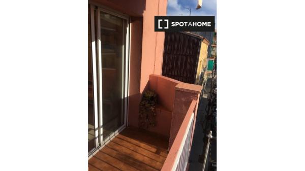 Se alquila habitación en piso de 2 habitaciones en Sant Joan Despí