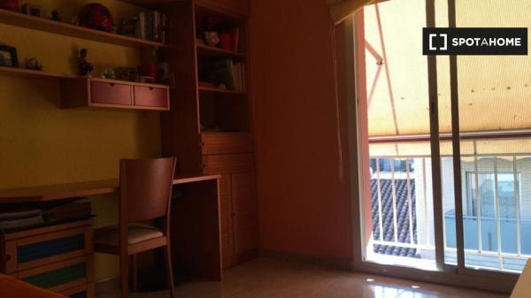 Se alquila habitación en piso de 2 habitaciones en Sant Joan Despí