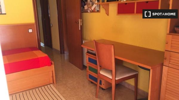 Se alquila habitación en piso de 2 habitaciones en Sant Joan Despí