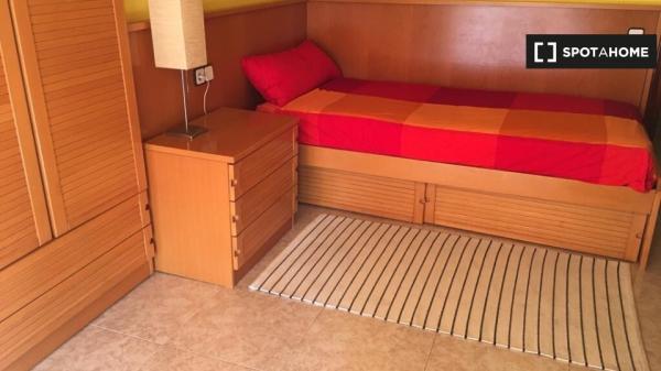 Se alquila habitación en piso de 2 habitaciones en Sant Joan Despí