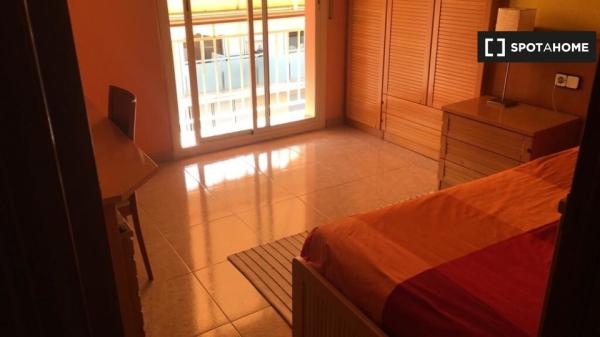 Se alquila habitación en piso de 2 habitaciones en Sant Joan Despí