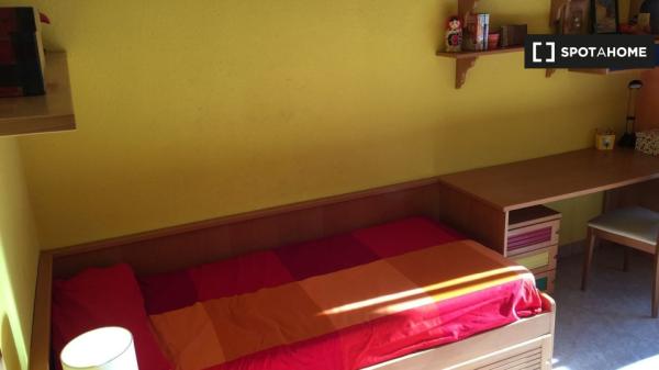 Se alquila habitación en piso de 2 habitaciones en Sant Joan Despí