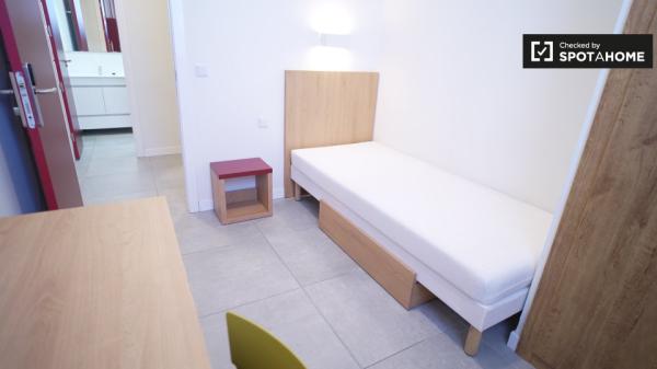 Habitación en apartamento de 3 habitaciones en Cartuja- Media pensión incluida