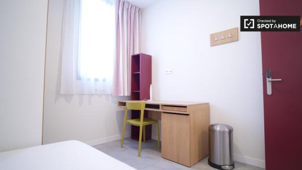 Habitación en apartamento de 3 habitaciones en Cartuja- Media pensión incluida