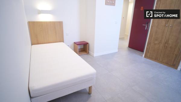 Habitación en apartamento de 3 habitaciones en Cartuja- Media pensión incluida