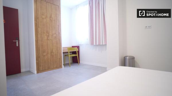 Habitación en apartamento de 3 habitaciones en Cartuja- Media pensión incluida