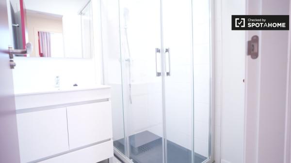 Habitación en apartamento de 3 habitaciones en Cartuja- Media pensión incluida