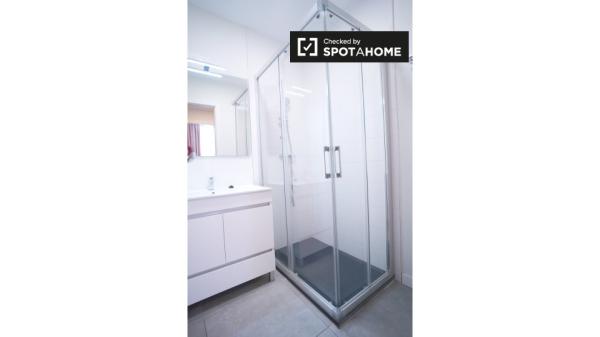 Habitación en apartamento de 3 habitaciones en Cartuja- Media pensión incluida