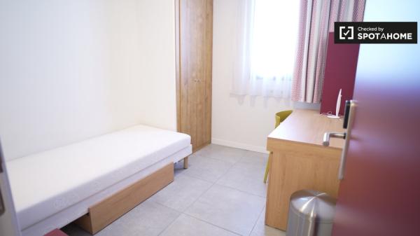 Habitación en apartamento de 3 habitaciones en Cartuja- Media pensión incluida