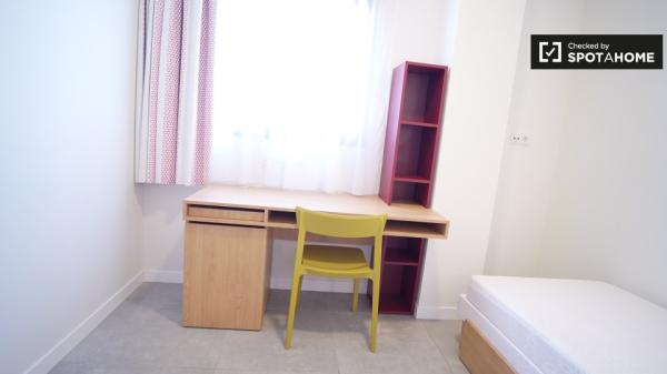 Habitación en apartamento de 3 habitaciones en Cartuja- Media pensión incluida