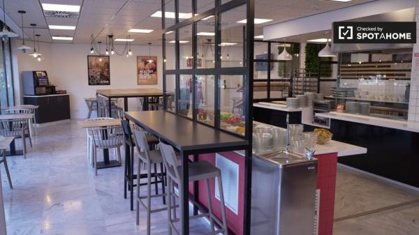 Habitación en apartamento de 3 habitaciones en Cartuja- Media pensión incluida