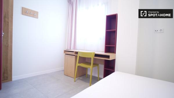 Habitación en apartamento de 3 habitaciones en Cartuja- Media pensión incluida