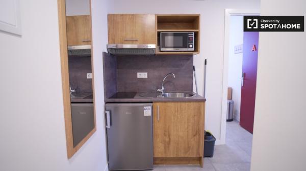 Habitación en apartamento de 3 habitaciones en Cartuja- Media pensión incluida