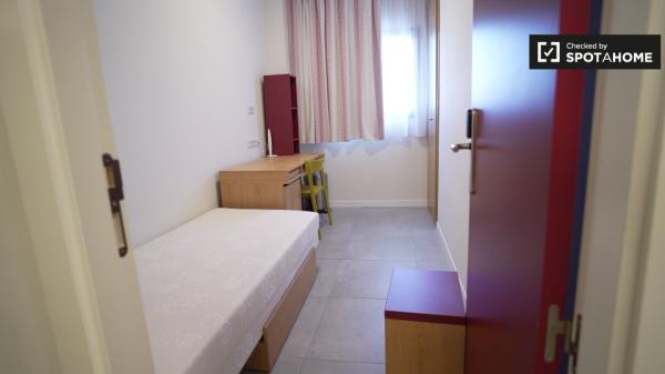 Habitación en apartamento de 2 habitaciones en Cartuja- Media pensión incluida