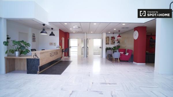 Habitación en apartamento de 3 habitaciones en Cartuja- Media pensión incluida