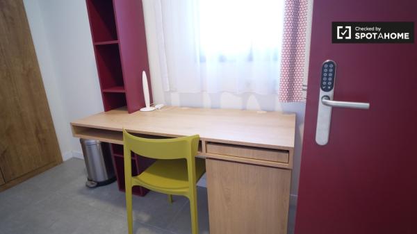 Habitación en apartamento de 2 habitaciones en Cartuja- Media pensión incluida