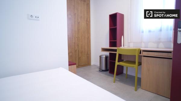 Habitación en apartamento de 2 habitaciones en Cartuja- Media pensión incluida