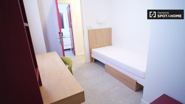 Habitación en apartamento de 2 habitaciones en Cartuja- Media pensión incluida