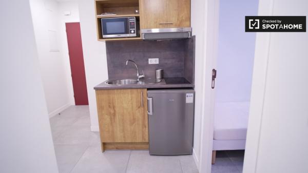 Habitación en apartamento de 2 habitaciones en Cartuja- Media pensión incluida