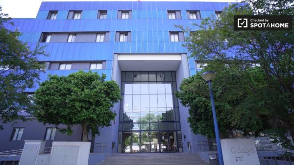 Habitación en apartamento de 2 habitaciones en Cartuja- Media pensión incluida