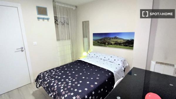 Habitación amueblada en un apartamento de 4 dormitorios en La Chana, Granada