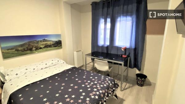 Habitación amueblada en un apartamento de 4 dormitorios en La Chana, Granada