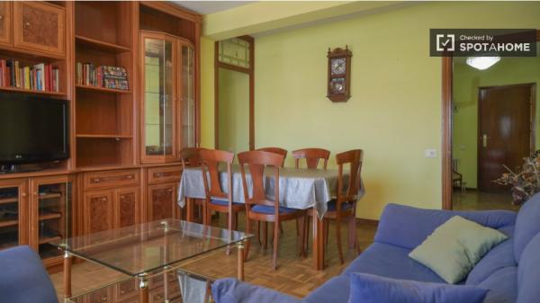 Rooms for rent in 4-bedroom apartment in Alcalá de Henares!