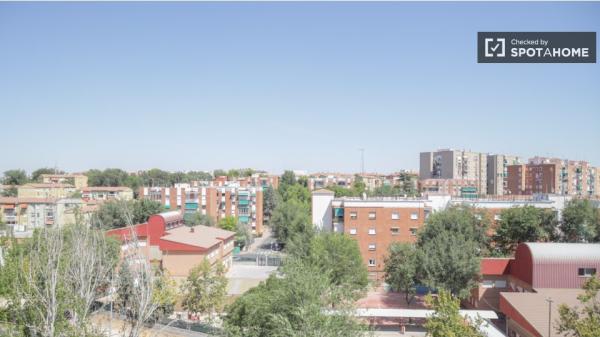 Rooms for rent in 4-bedroom apartment in Alcalá de Henares!