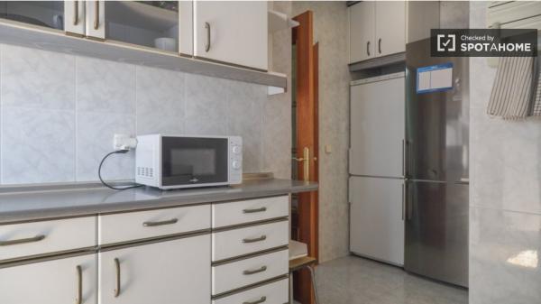 Rooms for rent in 4-bedroom apartment in Alcalá de Henares!