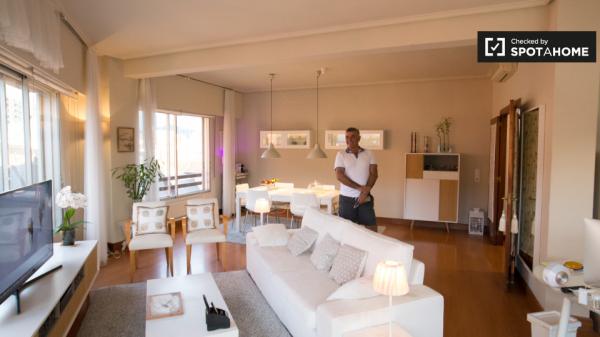 Increíble habitación en un apartamento de 3 dormitorios en Abando, Bilbao